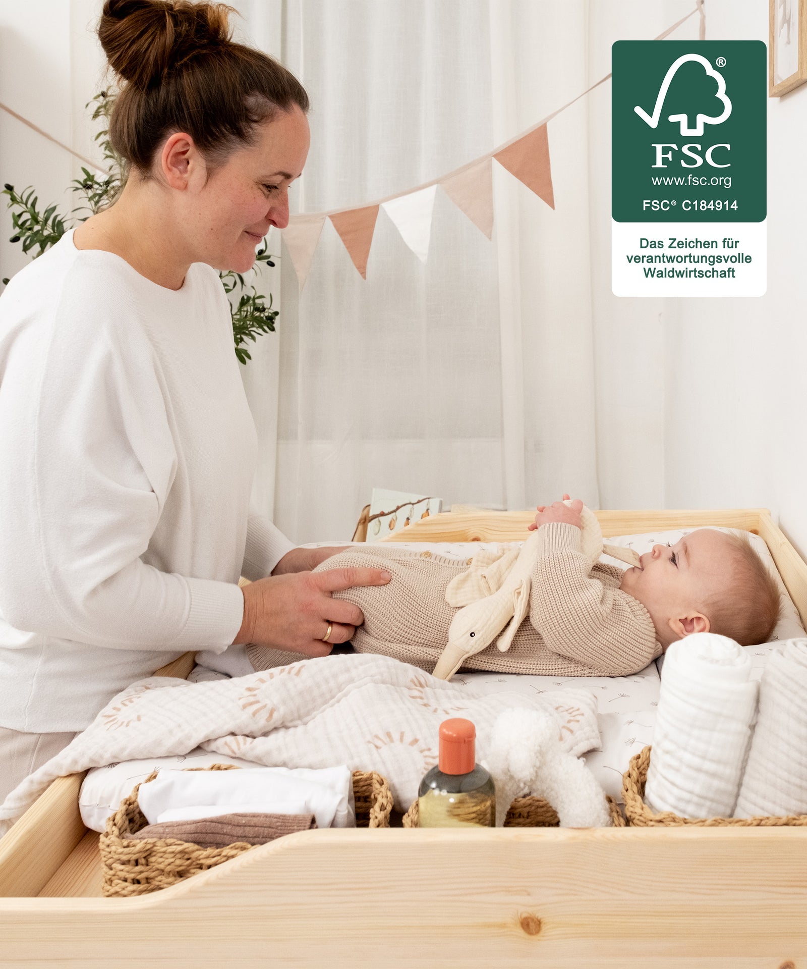 Für den Alltag entworfen*Die ergonomische Höhe ermöglicht bequemes Wickeln in jeder Situation - frontal oder seitlich. Kein Überstand, kein Anstoßen.| Kommode auf angenehmer Höhe für bequemes Wickeln frontal oder seitlich.