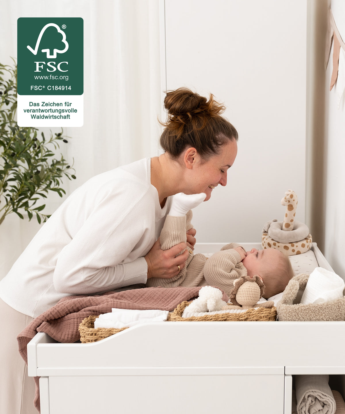 Für den Alltag entworfen*Die ergonomische Höhe ermöglicht bequemes Wickeln in jeder Situation - frontal oder seitlich. Kein Überstand, kein Anstoßen.|Kommode auf angenehmer Höhe für bequemes Wickeln frontal oder seitlich.