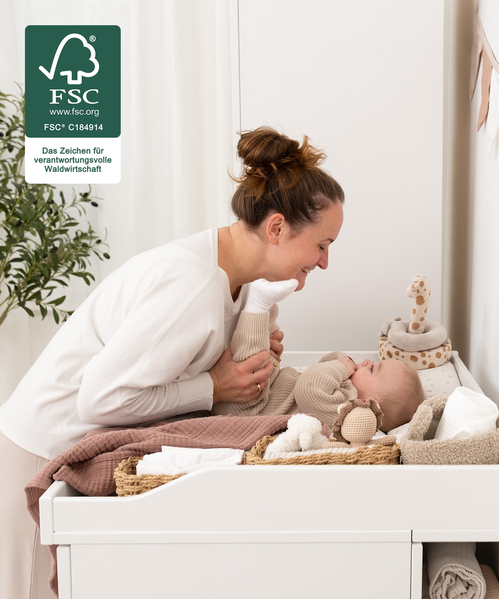 Für den Alltag entworfen*Die ergonomische Höhe ermöglicht bequemes Wickeln in jeder Situation - frontal oder seitlich. Kein Überstand, kein Anstoßen.|Kommode auf angenehmer Höhe für bequemes Wickeln frontal oder seitlich.