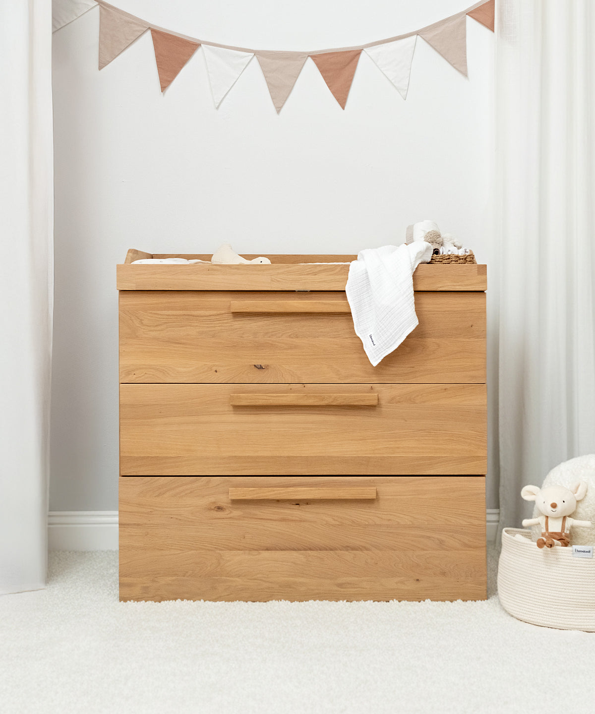 Design by Ehrenkind*In Deutschland designt, gefertigt in Europa. Für Familien, die natürliche Materialien und Qualität lieben.| Die Linia Wickelkommode mit Rollschublade aus Euche zeigt hochwertiges Ehrenkind Design.