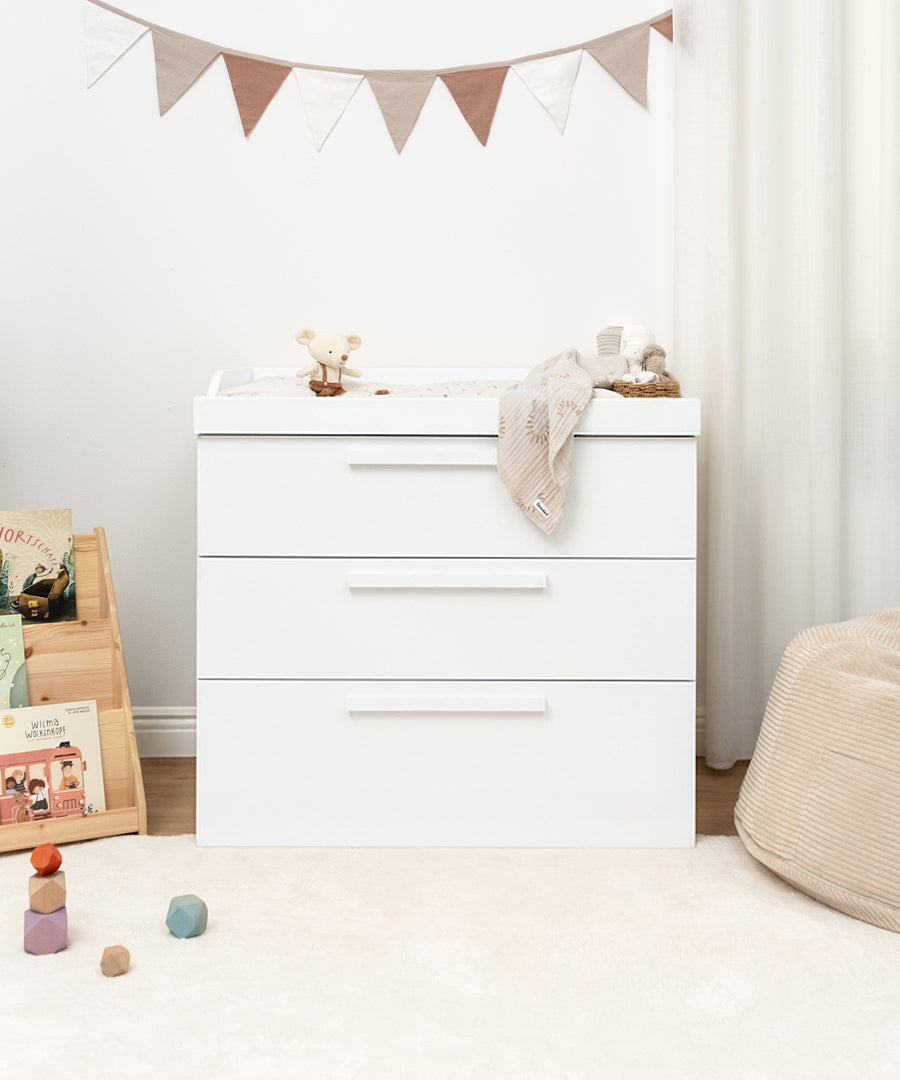 Die Linia Wickelkommode aus Kiefer Weiß zeigt hochwertiges Ehrenkind Design.