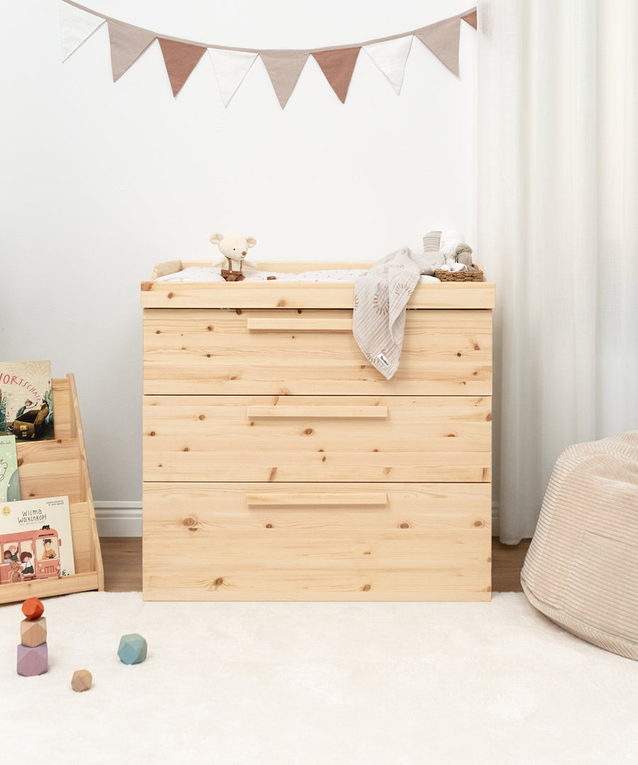 Design by Ehrenkind*In Deutschland designt, gefertigt in Europa. Für Familien, die natürliche Materialien und Qualität lieben.| Die Linia Wickelkommode aus Kiefer zeigt hochwertiges Ehrenkind Design.