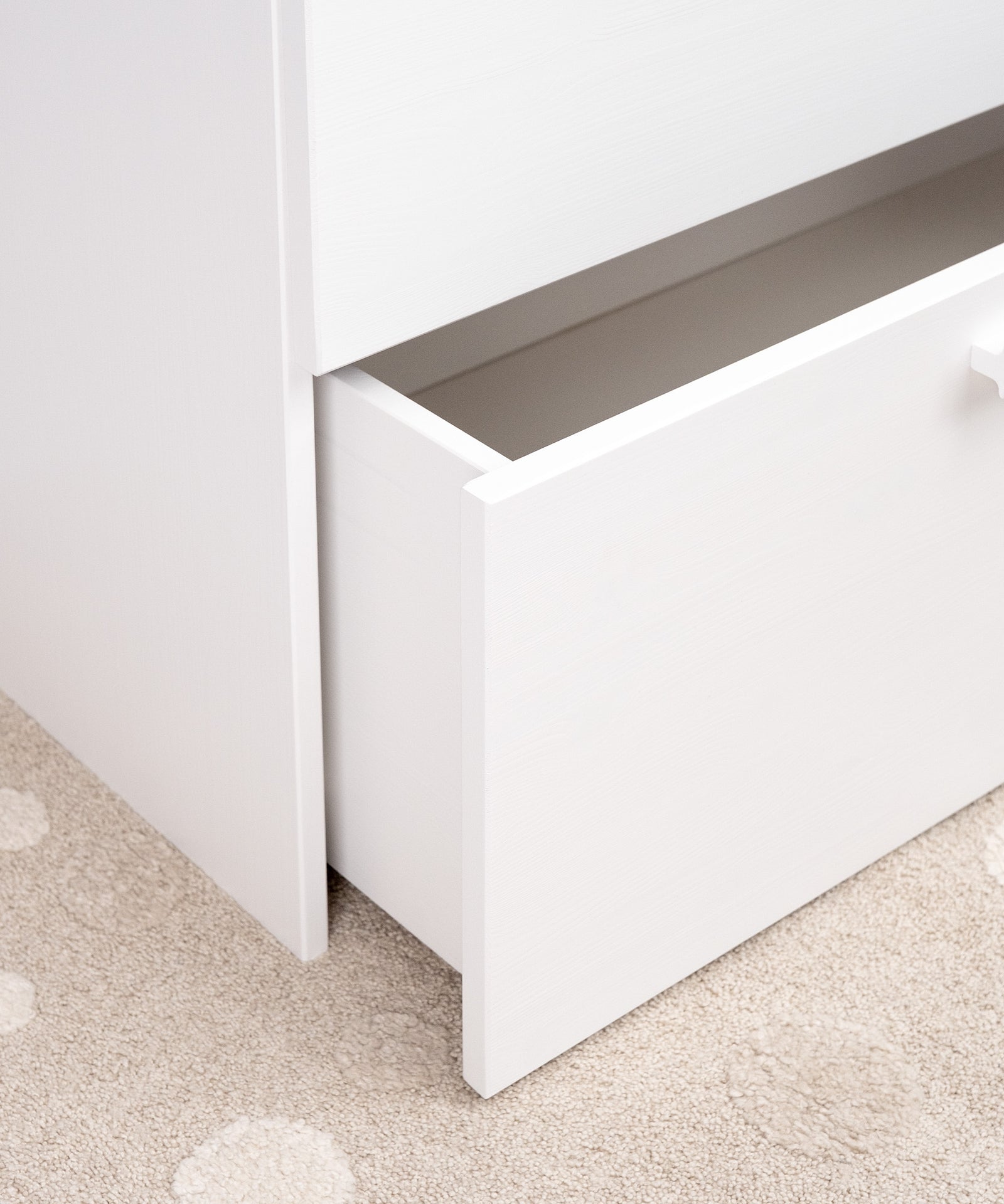 Ganz ausfahrbare Rollschublade*Die unterste Schublade auf Rollen kann komplett ausgefahren werden und eignet sich so ideal als Stauraum für Spielzeug u.v.m.| Die Rollschublade schafft leicht zugänglichen Stauraum, ideal für Kinder.