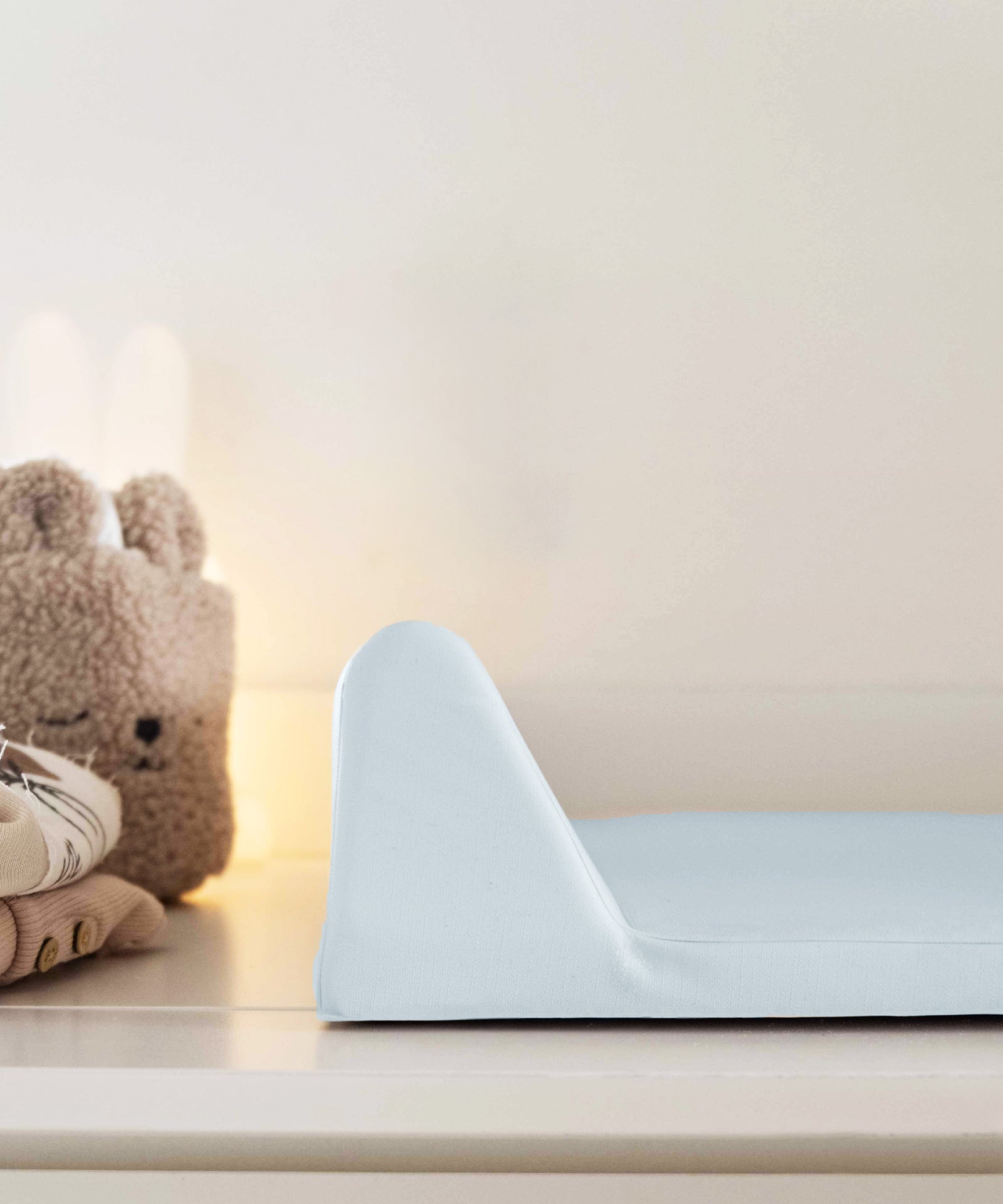 Zeitloses Design*Die Wickelauflage ist in verschiedenen uni- und gemusterten Designs erhältlich - passend zu jedem Einrichtungsstil und Geschmack.|Keilförmiger Seitenrand an Wickelauflage abwaschbar hellblau.