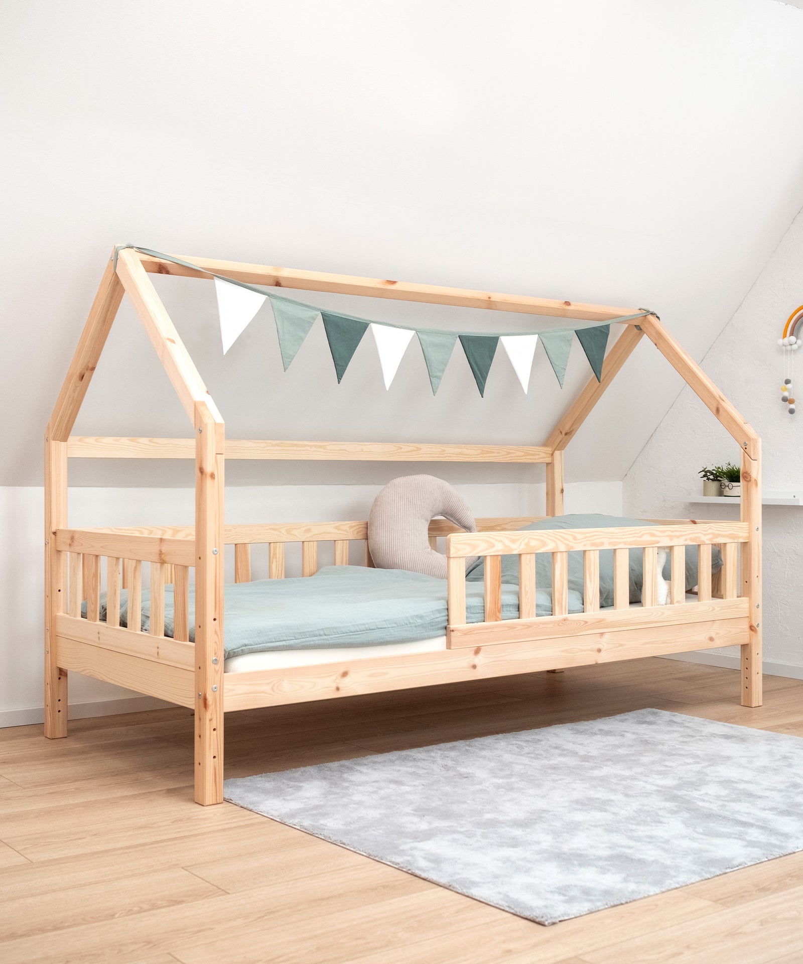 Wimpelkette allein als Deko-Elemnt am Hausbett.