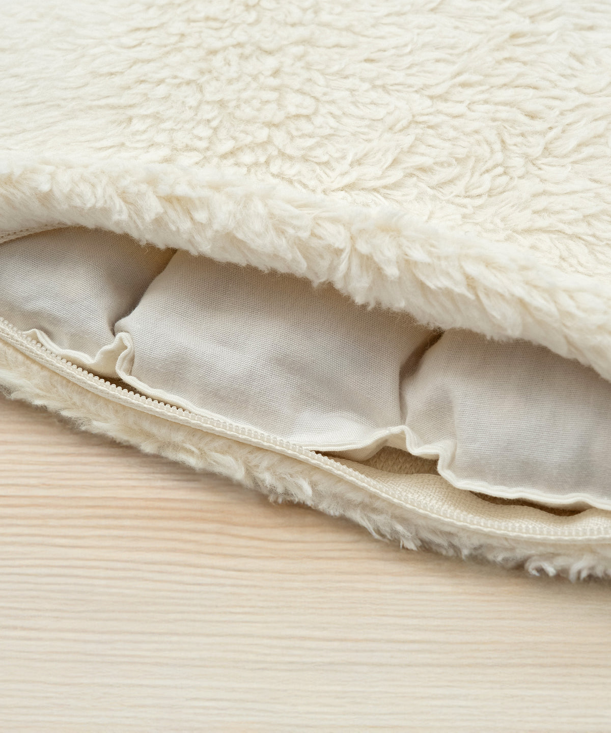 Gemacht für zarte Kinderhaut*Der waschbare Bezug aus 100 % Bio-Baumwolle in Teddy-Qualität ist anschmiegsam und besonders sanft zu empfindlicher Babyhaut.| Nahaufnahme Kirschkernkissen Wolke Teddy.