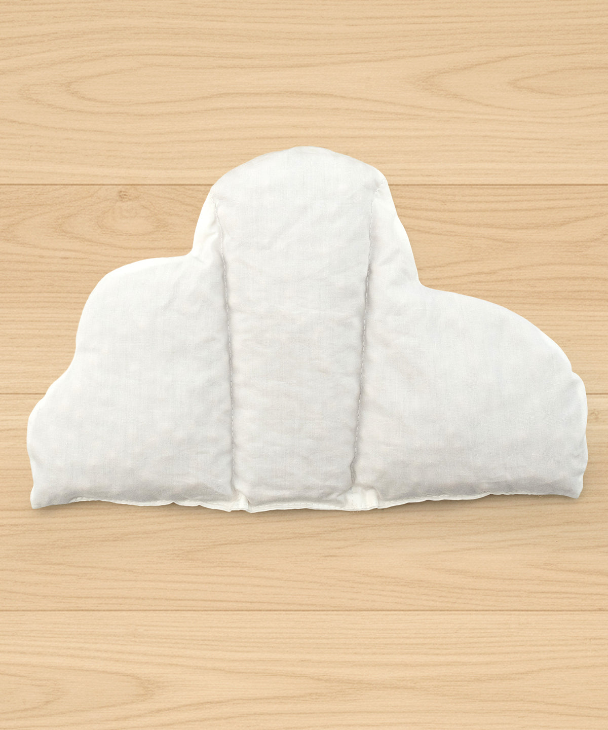 Herausnehmbares Inlett*Zum Erwärmen oder Kühlen nur das wiederverwendbare Inlett mit Kirschkernfüllung nutzen - hygienisch und langlebig.| Nahaufnahme von dem  Inlett des Kirschkernkissens.