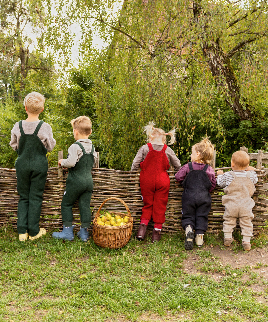 Walk-Latzhosen für Kinder in verschiedenen Farbtönen.