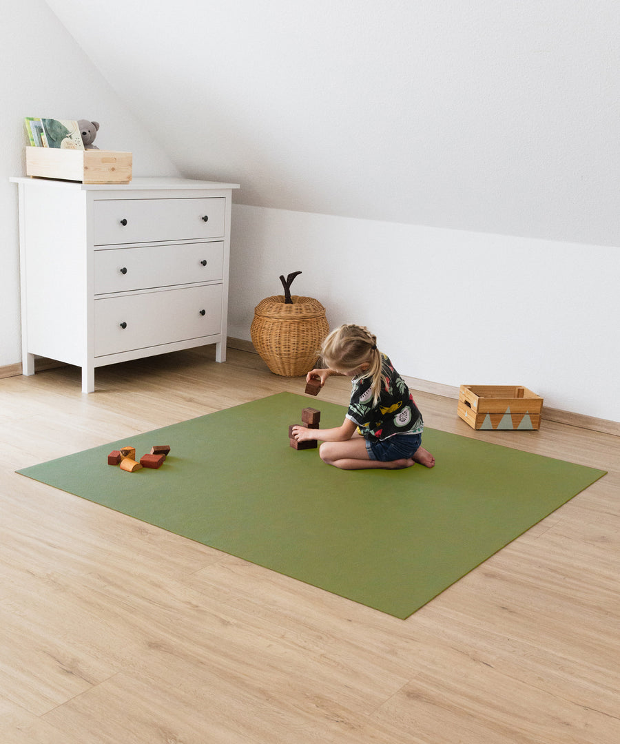Farbe von der Krabbelmatte*Ausführung in Olivgrün.|Kind spielt auf Krabbelmatte Olivgrün im Kinderzimmer.