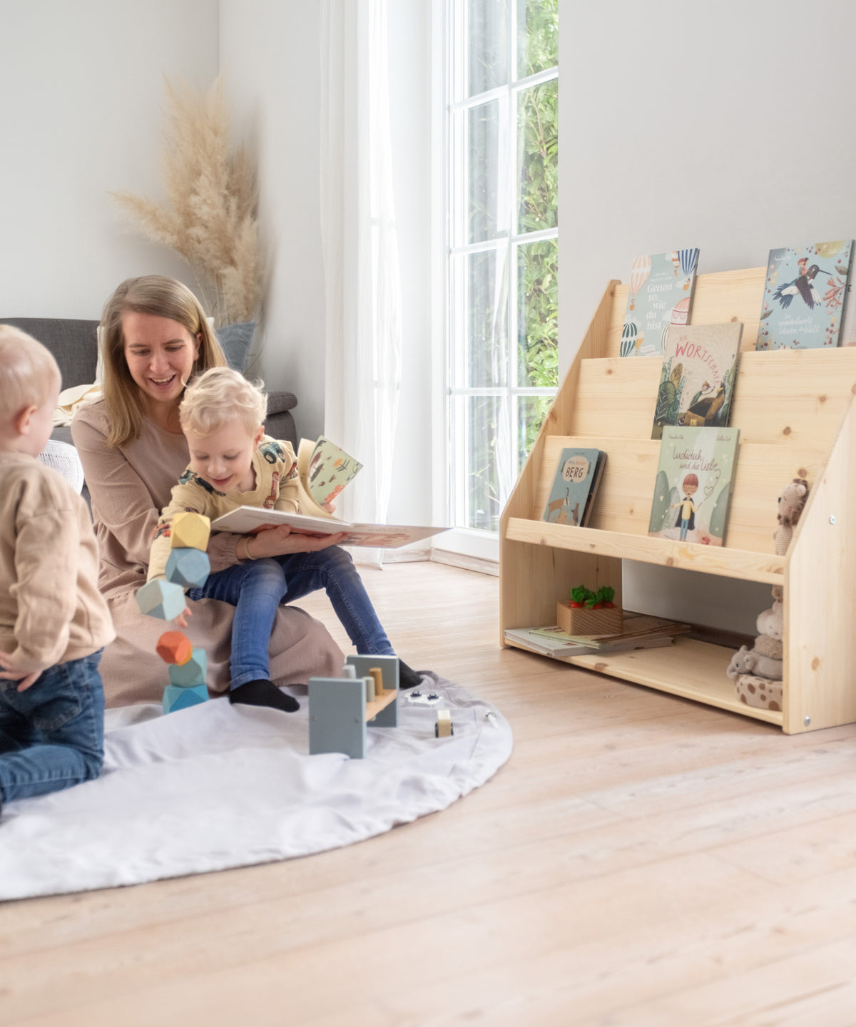 Das Bücherregal steht im Wohnzimmer und hat ein zeitloses Design.