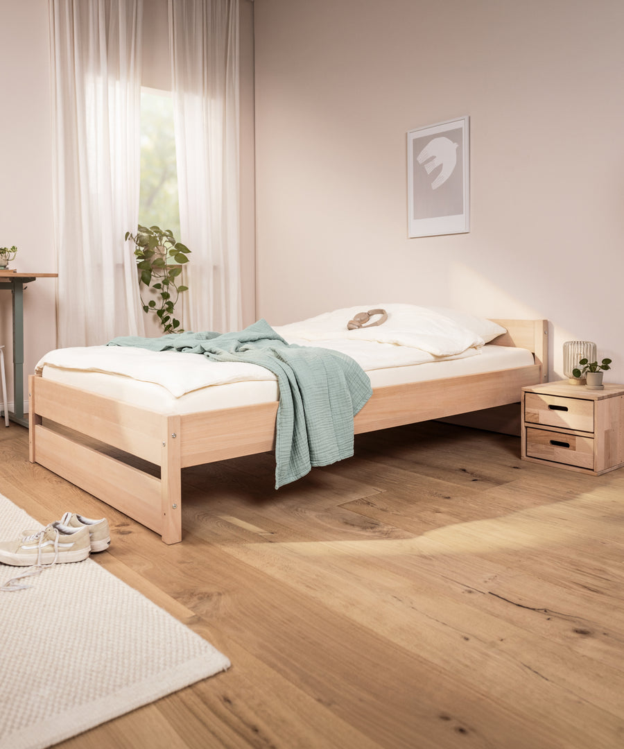 Nova Pro aus naturbelassener Buche mit minimalistischem Design in einem modern eingerichteten Jugendzimmer.
