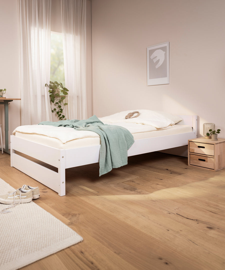 Nova Pro aus weiß lackierter Buche mit minimalistischem Design in einem modern eingerichteten Jugendzimmer.