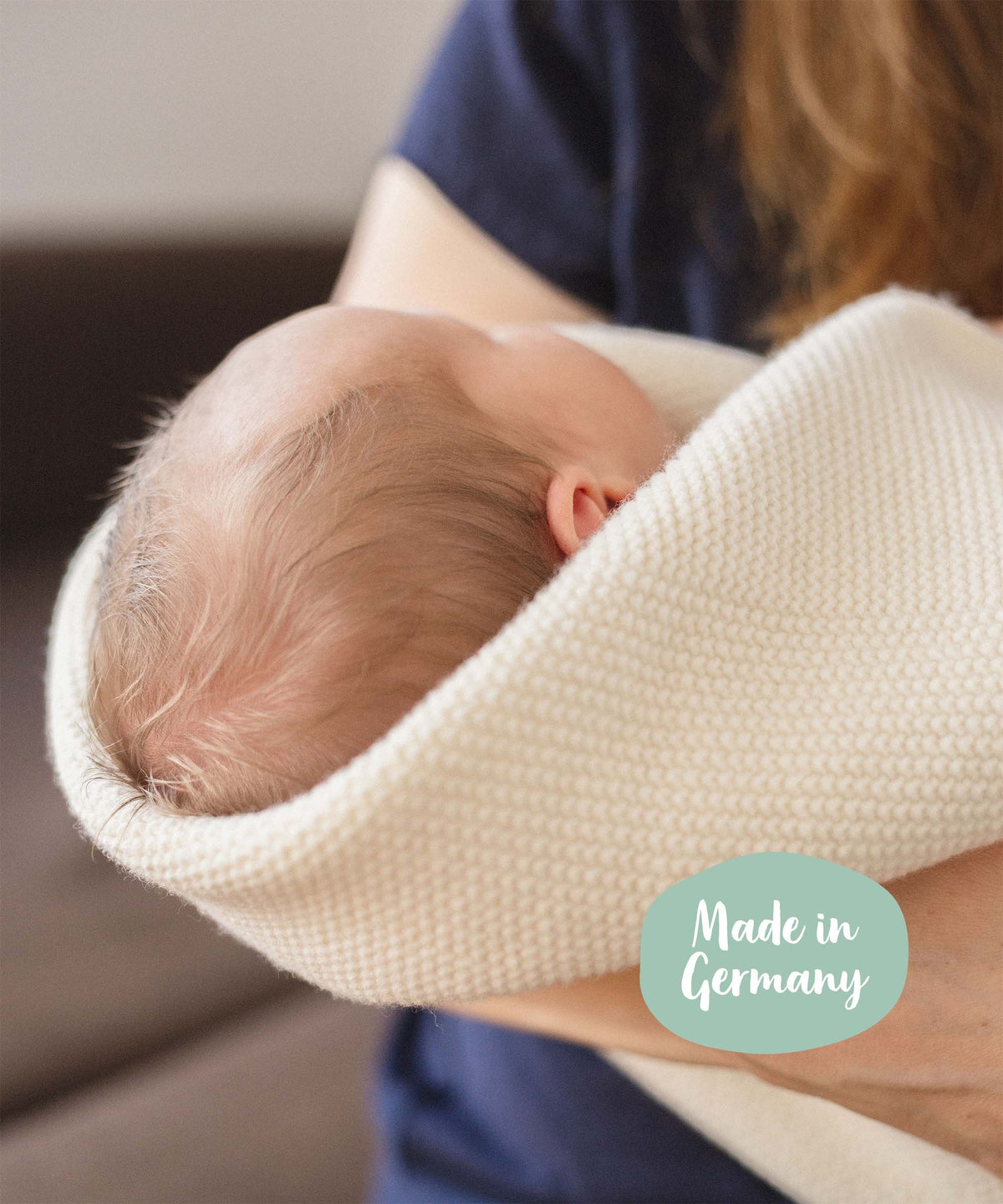 Babydecke aus Bio-Lammwolle ist made in Germany, Baby eingewickelt in Decke.