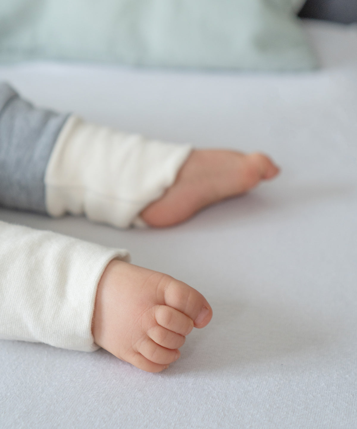 Baby-Schlafsack mit Beinen und Wollfüllung.