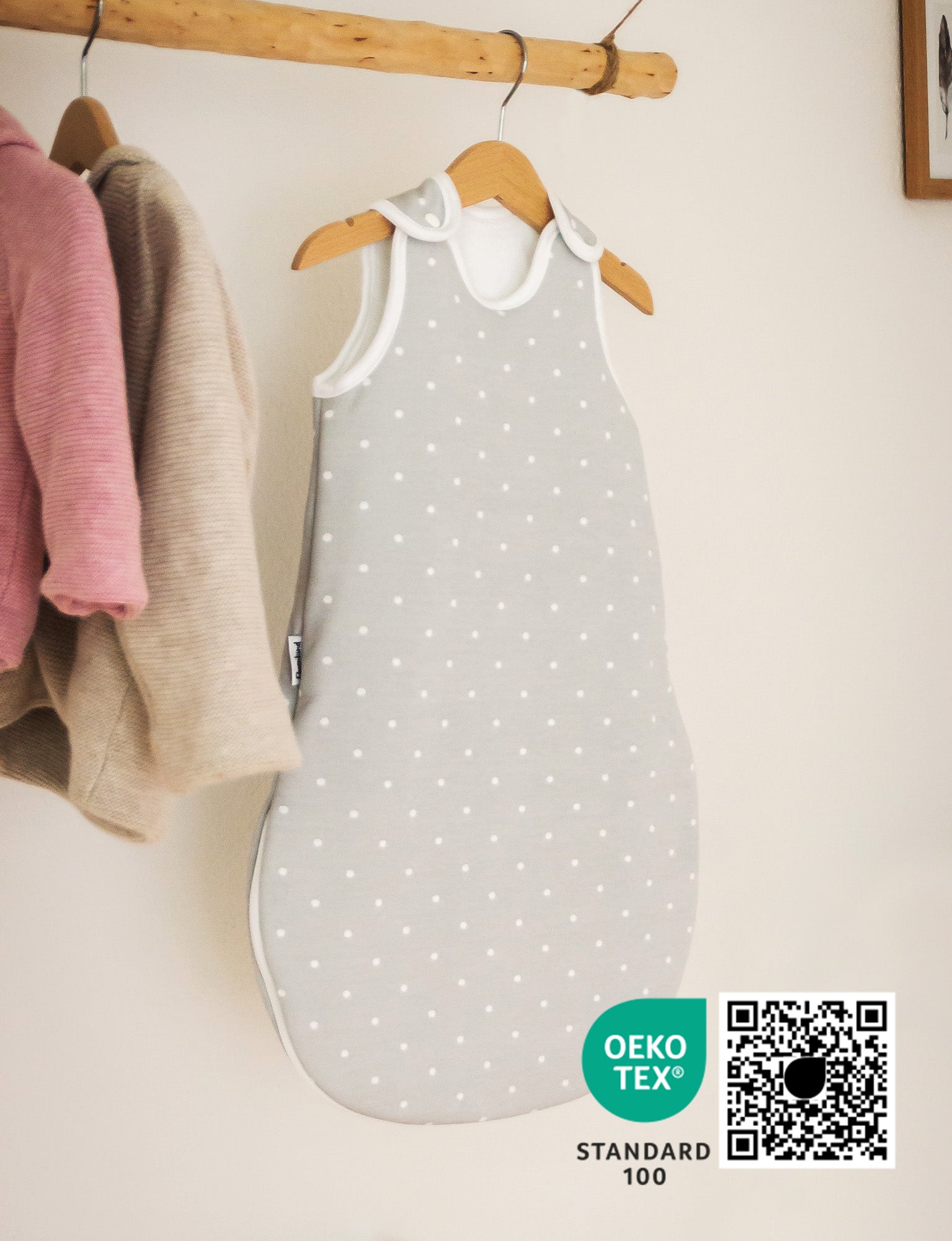 Baby-Sommerschlafsack in rund und hellgrau mit Punkten. 